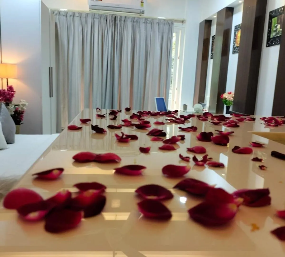 Super Luxurious Room With Bathtube Gurgáon